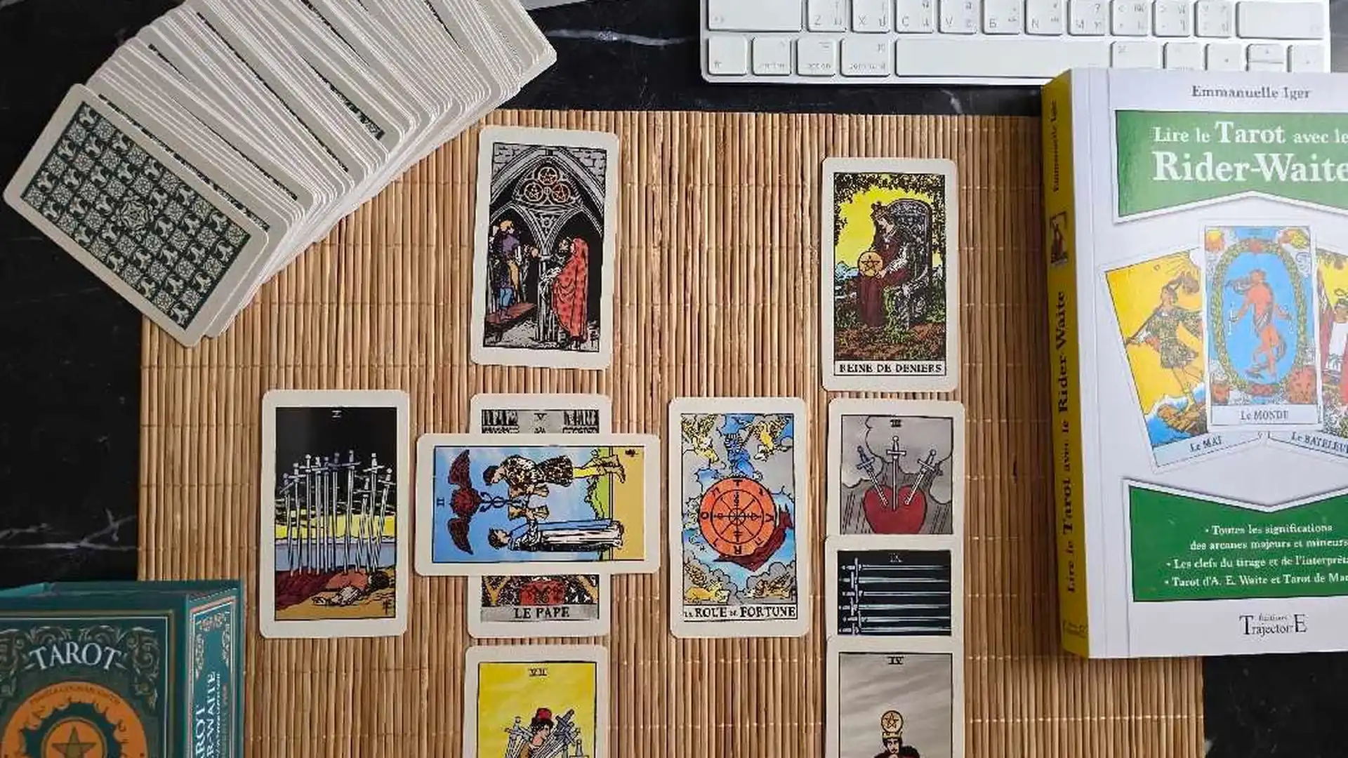 Tirage Croix Celtique à 10 cartes du tarot Rider-Waite pour la Lecture complète de la Porte Miroir